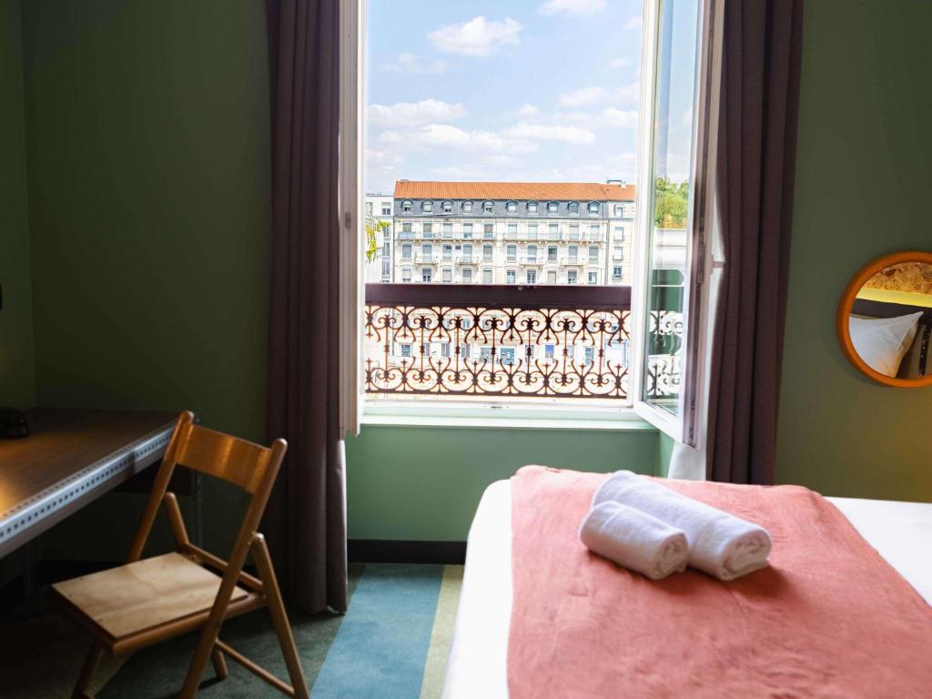 Postel nebo postele na pokoji v ubytování Greet Hotel Lyon Confluence