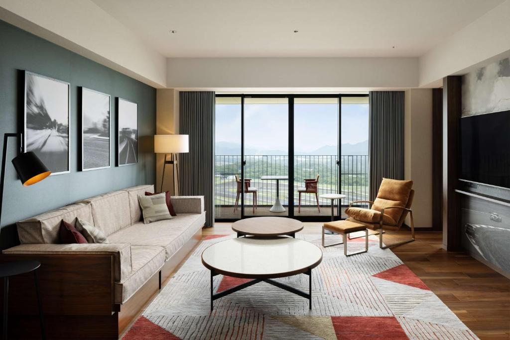 Χώρος καθιστικού στο Fuji Speedway Hotel, in The Unbound Collection by Hyatt