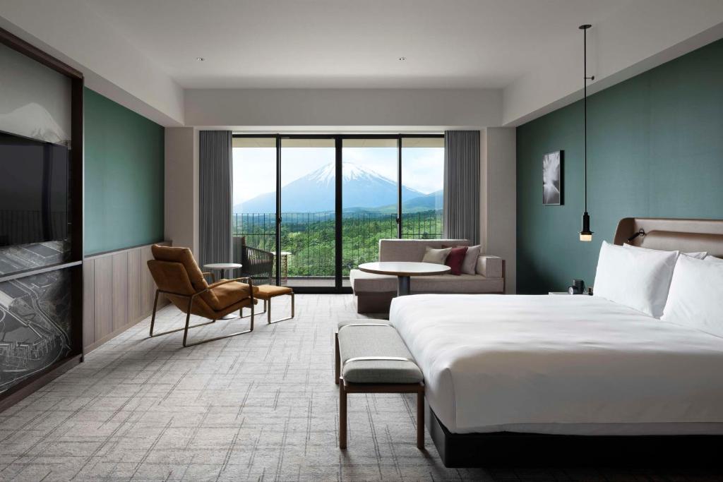 Ένα ή περισσότερα κρεβάτια σε δωμάτιο στο Fuji Speedway Hotel, in The Unbound Collection by Hyatt
