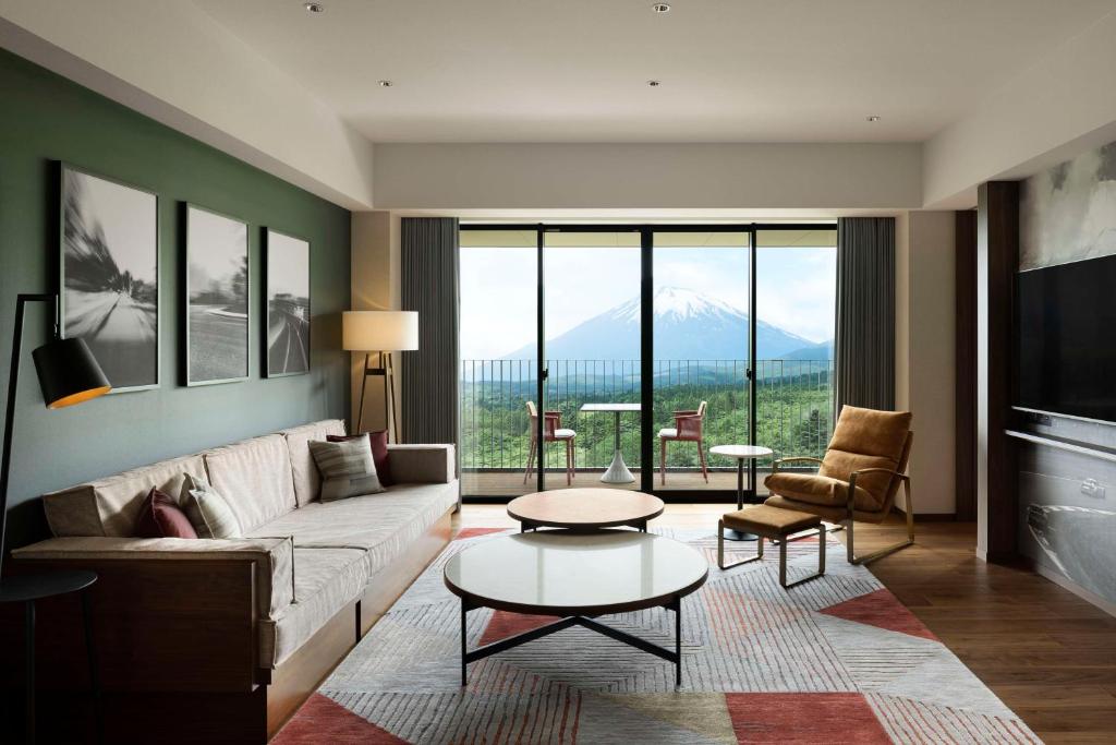 Χώρος καθιστικού στο Fuji Speedway Hotel, in The Unbound Collection by Hyatt