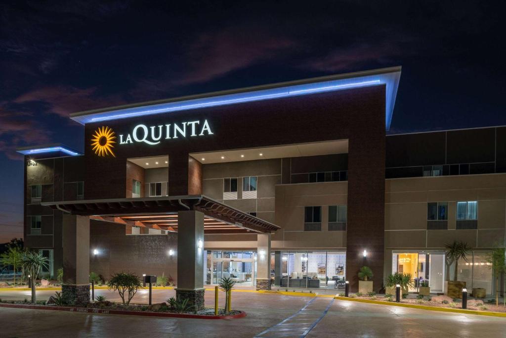 a hotel with a sign on the front of a building at La Quinta Inn & Suites by Wyndham Yucaipa 