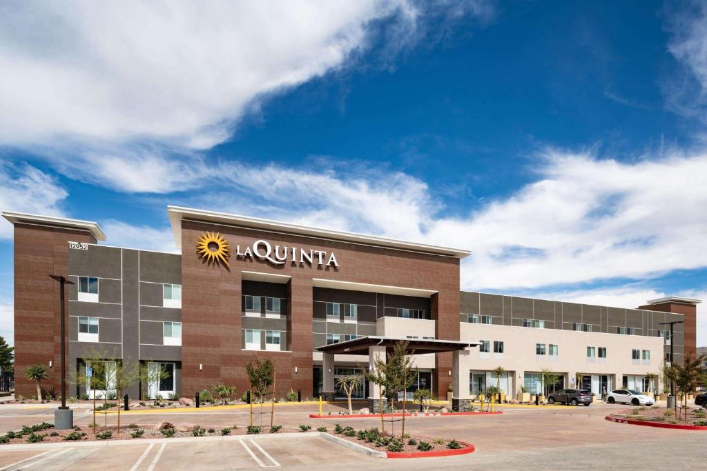 a building with a sun sign on the front of it at La Quinta Inn & Suites by Wyndham Yucaipa in Yucaipa