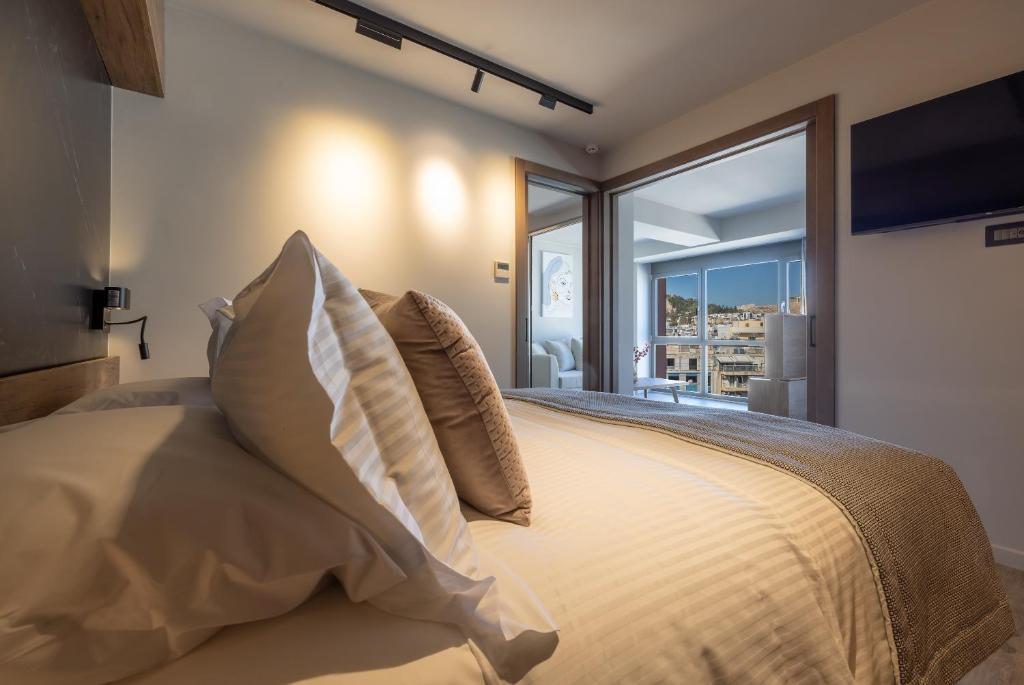 una camera da letto con un grande letto con una grande finestra di 507 Athens ad Atene