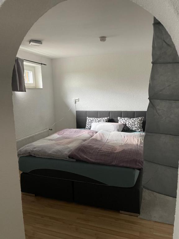 - une chambre avec un grand lit dans l'établissement Appartment Schmidtner, à Ansbach
