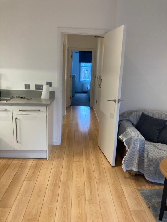 cocina y sala de estar con suelo de madera en Two double bedroom flat in Soho, en Londres