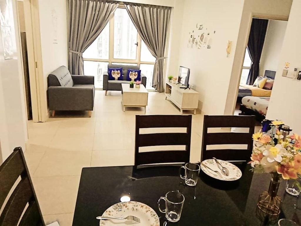 Posezení v ubytování Legoland and Gleneagle- 3min Walk with Bathub-Cityview at Afiniti Residency -8pax-Cozy