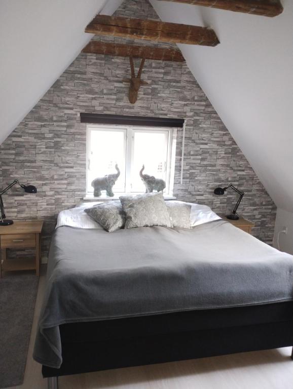 Postel nebo postele na pokoji v ubytování Ezzo guest house