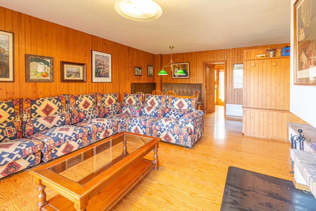 sala de estar con sofá y mesa de centro en Duplex Nord en Alp