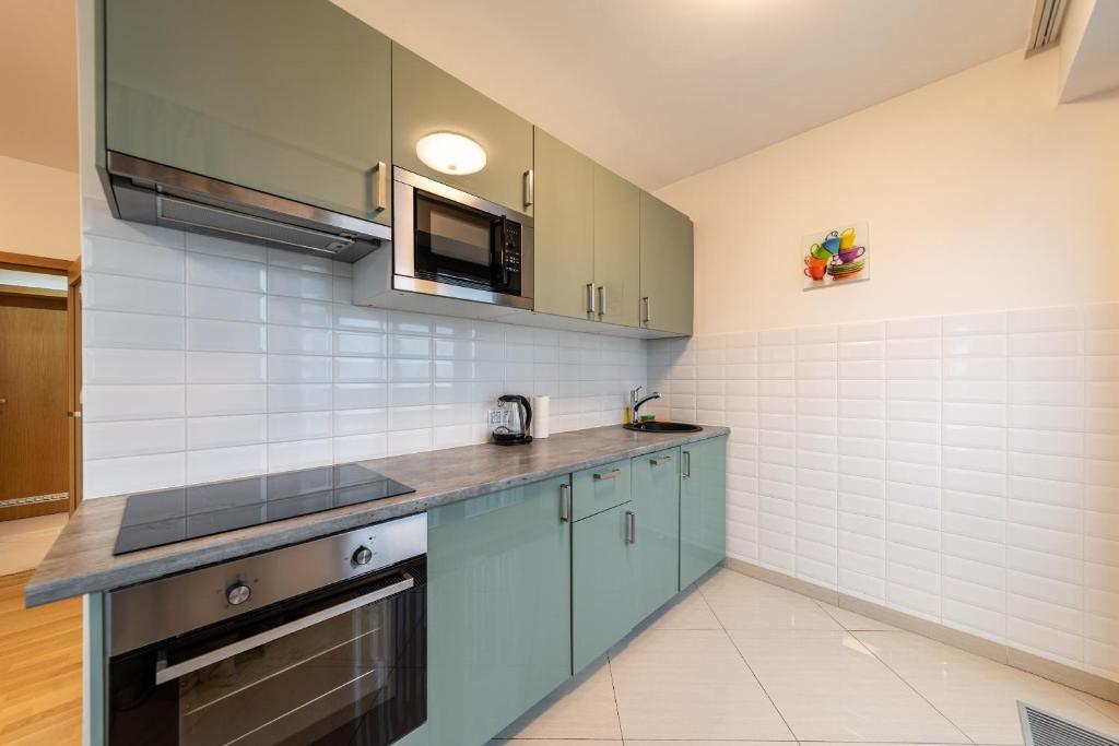 Kuchyň nebo kuchyňský kout v ubytování Garden Towers Apartments
