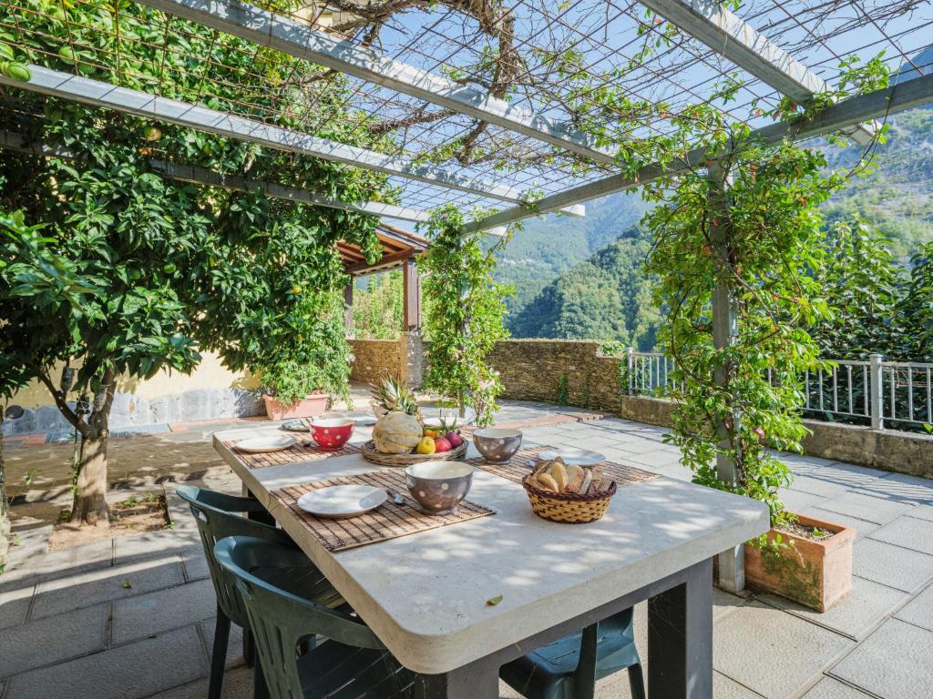 stół z koszami jedzenia na patio w obiekcie Holiday Home L'Aia by Interhome w mieście Seravezza