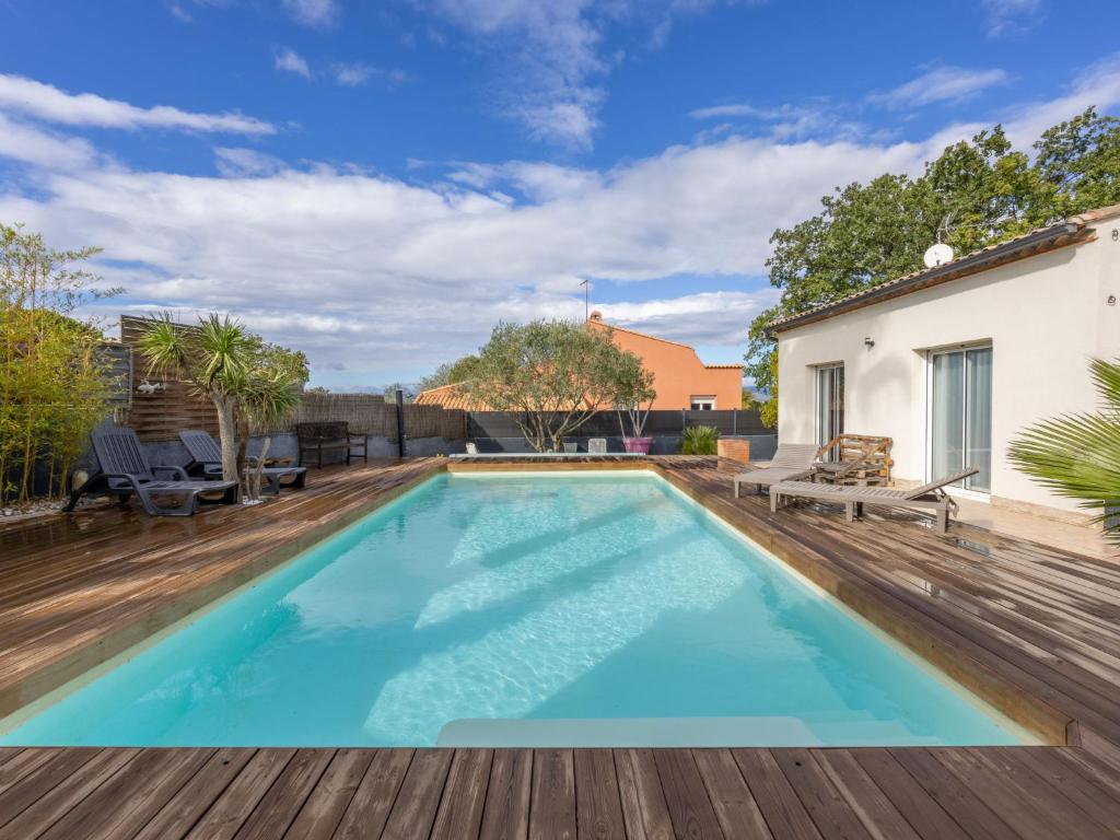 une piscine avec une terrasse et une maison dans l'établissement Holiday Home Côté Sud - BZS165 by Interhome, à Corneilhan