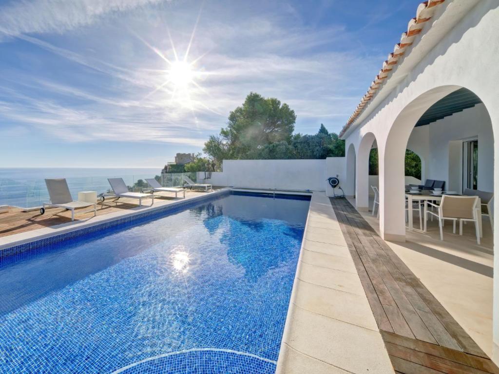 Bazén v ubytování Villa Villa Terrace sur Mer by Interhome nebo v jeho okolí
