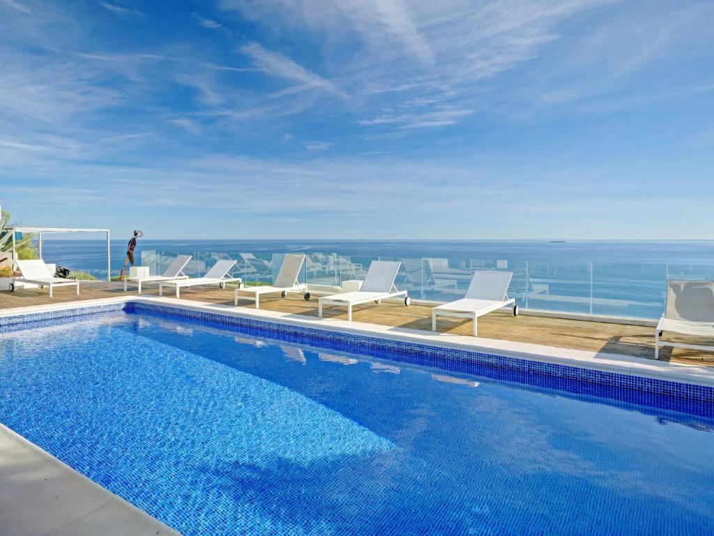 Bazén v ubytování Villa Villa Terrace sur Mer by Interhome nebo v jeho okolí