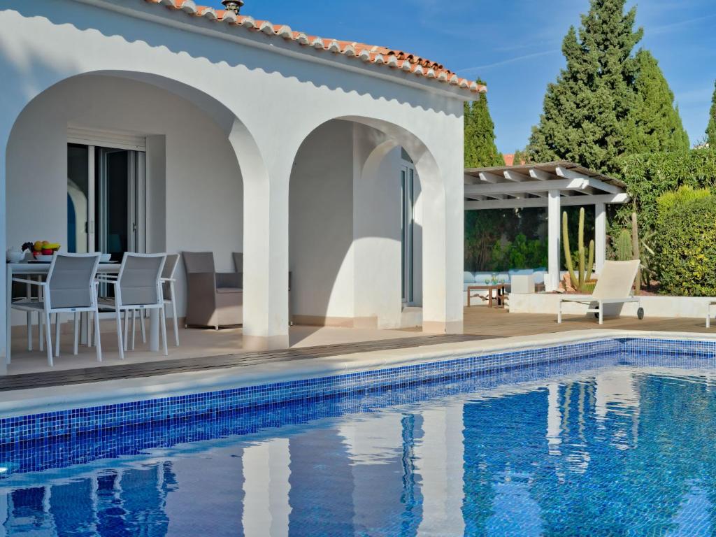 Bazén v ubytování Villa Villa Terrace sur Mer by Interhome nebo v jeho okolí