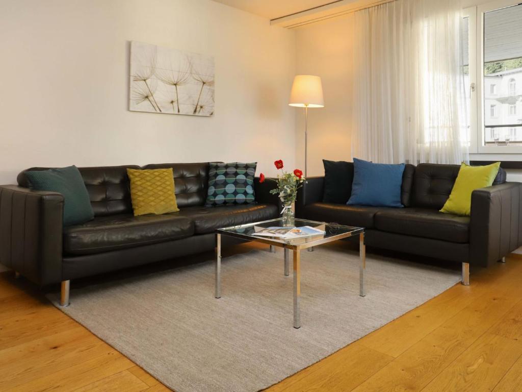 uma sala de estar com um sofá e uma mesa em Apartment Allod Park Haus C 707 by Interhome em Davos