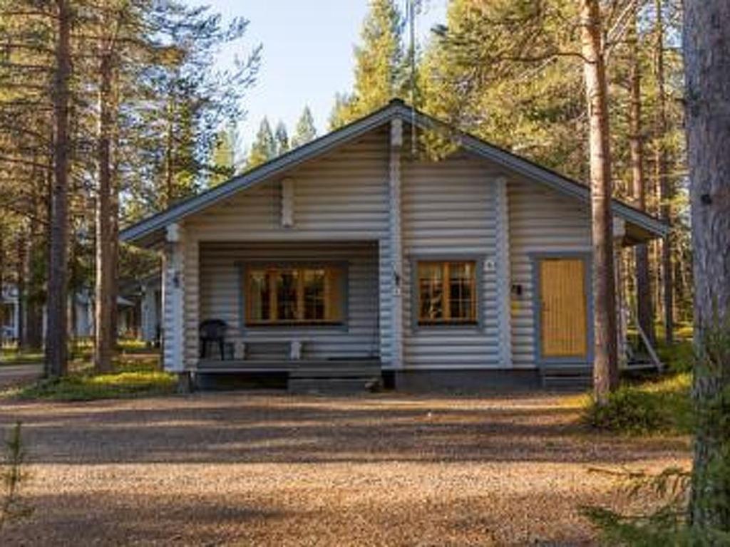 ユッラスヤルヴィにあるHoliday Home Ylläs-topin lomamaja 1 by Interhomeの森の中の小屋