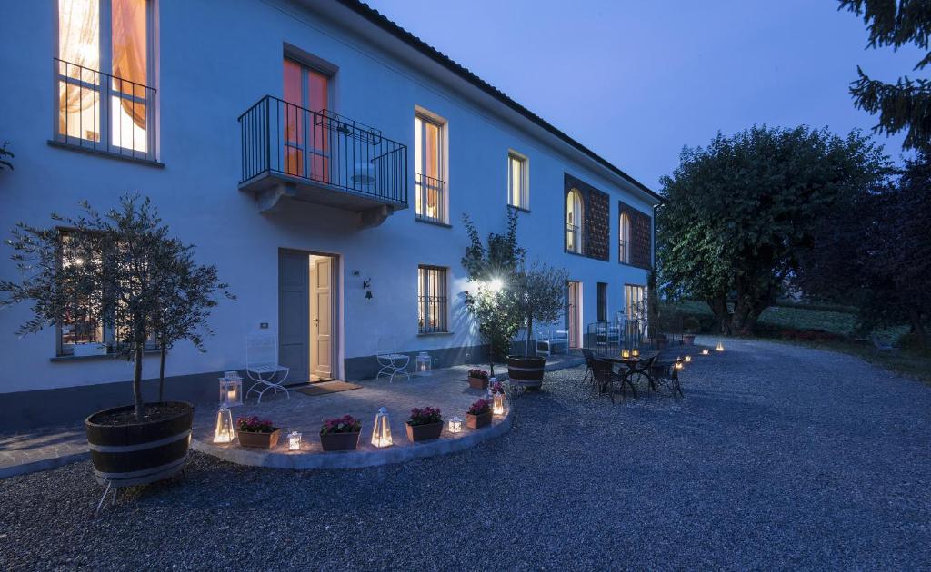 un edificio con un patio con velas delante en Agriturismo Albarossa en Nizza Monferrato