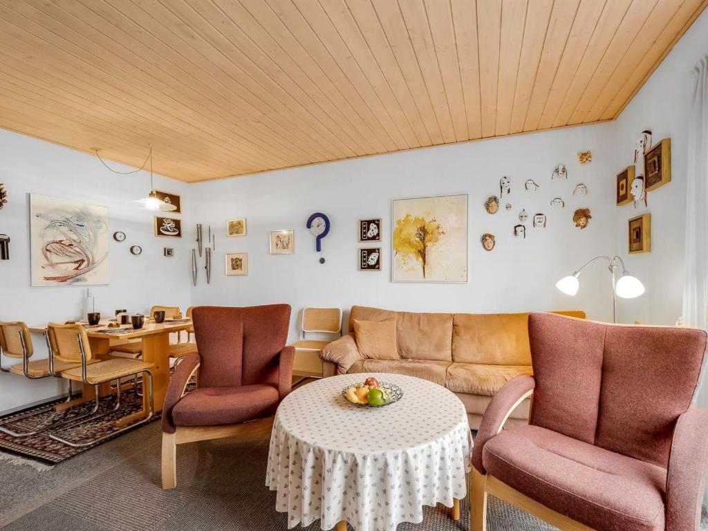Posezení v ubytování Apartment Kaisa - 200m from the sea by Interhome