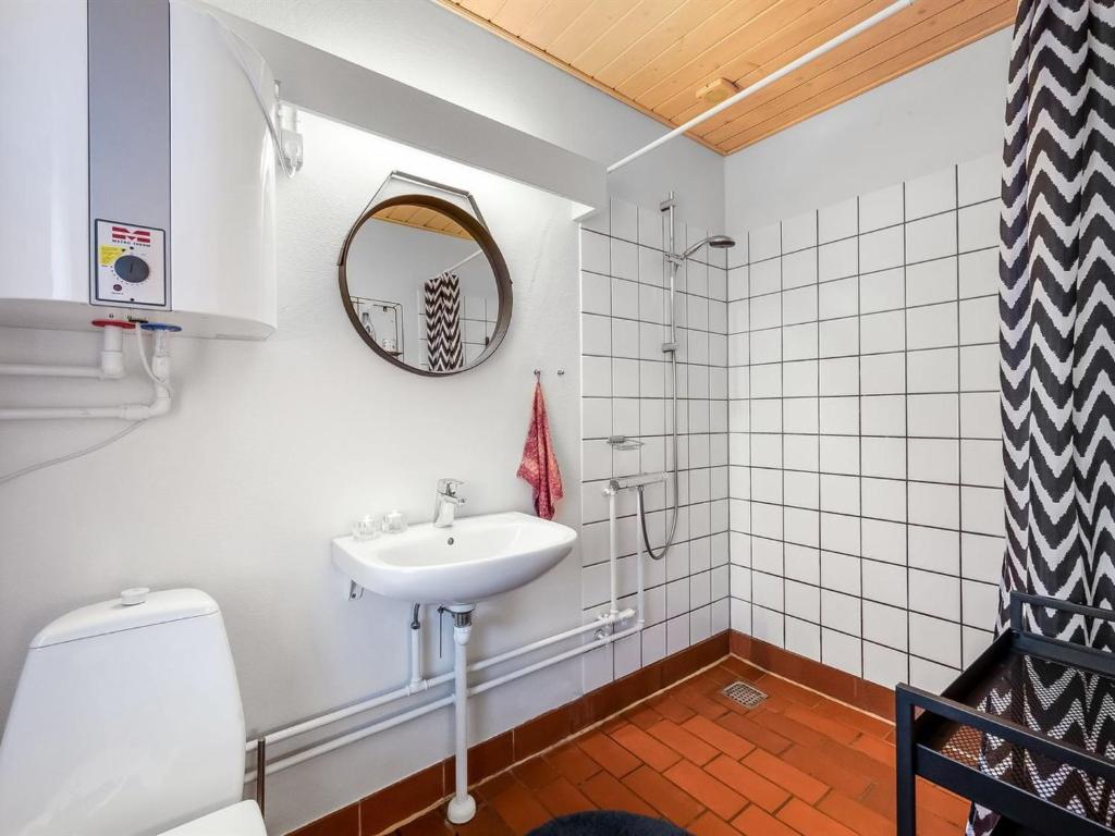 Koupelna v ubytování Apartment Kaisa - 200m from the sea by Interhome
