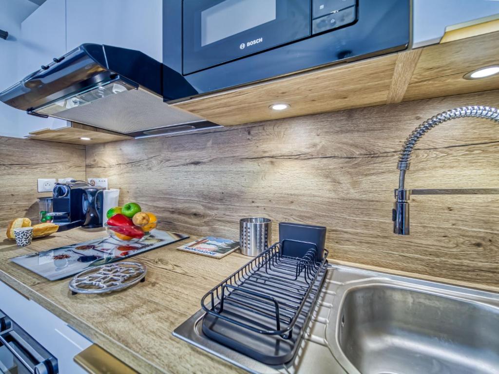Kuchyň nebo kuchyňský kout v ubytování Apartment Altineige-6 by Interhome
