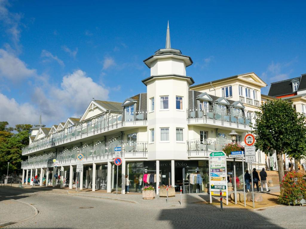 Un gran edificio blanco con una torre encima. en Apartment Luise von Preußen - App-204 by Interhome, en Zinnowitz