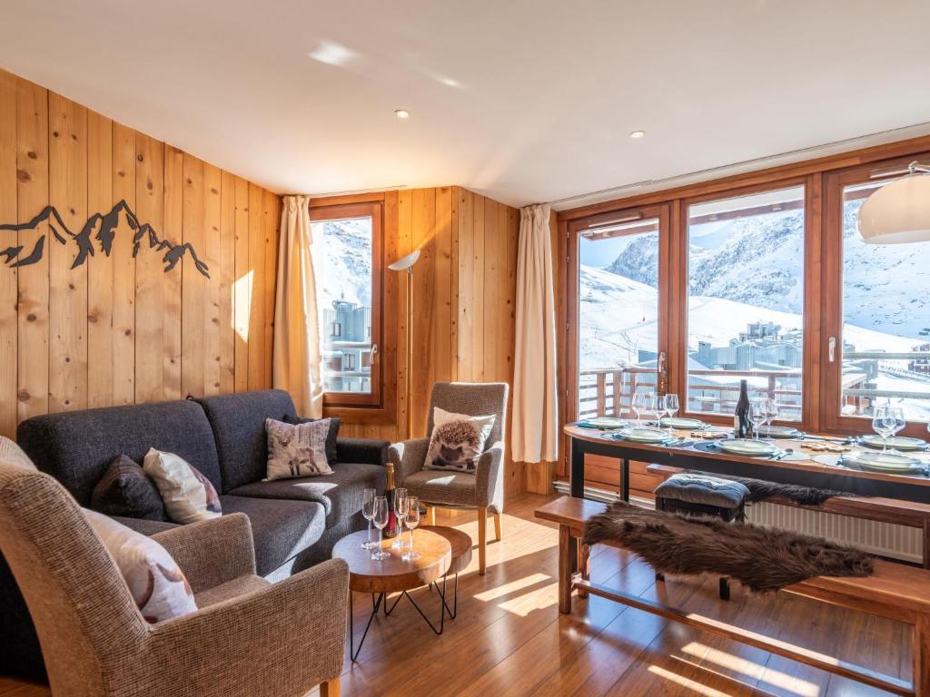 un salon avec un canapé et une table dans l'établissement Apartment Le Curling B - Val Claret-41 by Interhome, à Tignes