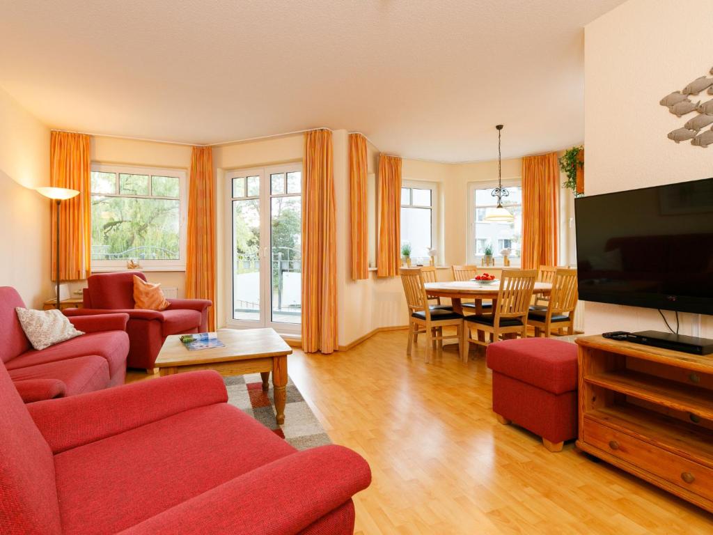 sala de estar con muebles de color rojo y comedor en Apartment Luise von Preußen-4 by Interhome, en Zinnowitz