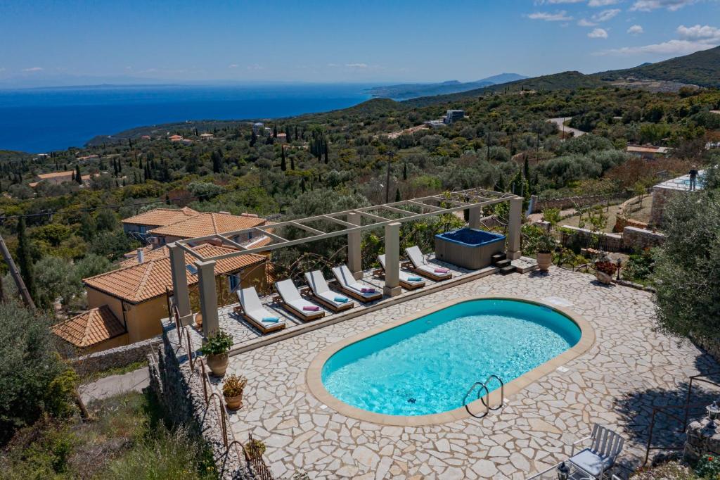 Villa con piscina y vistas al océano en Villa Armos en Skinária