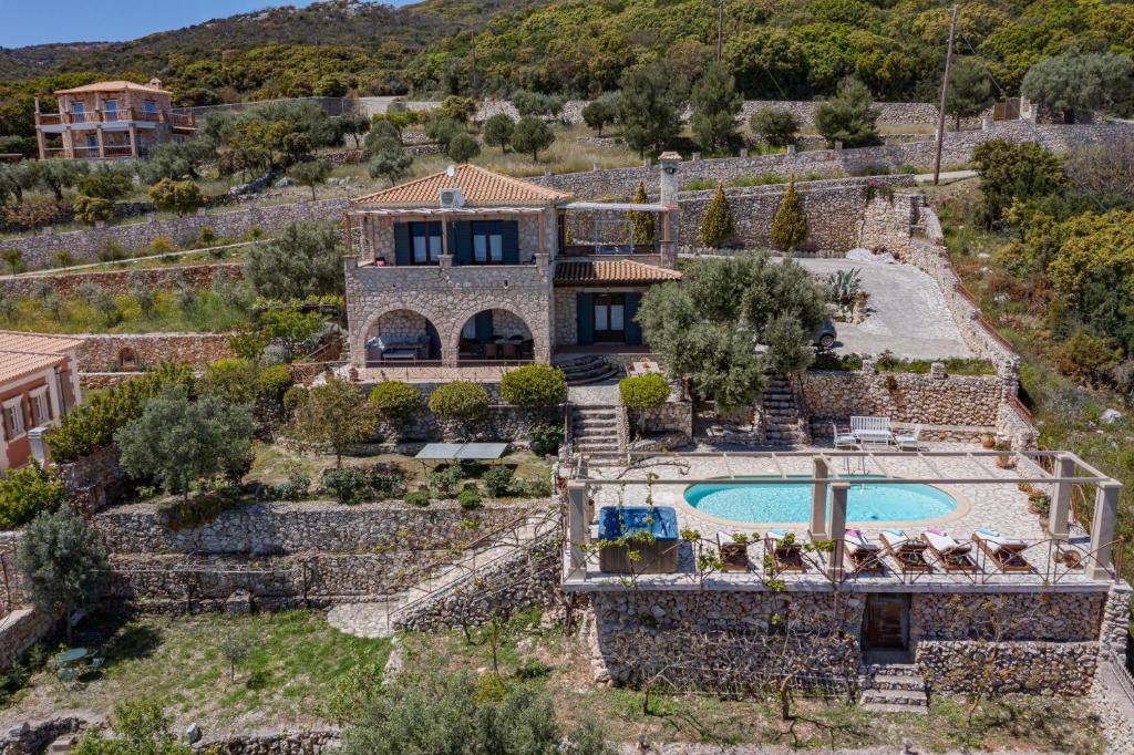Bazén v ubytovaní Armos Stone Villa - Private Pool & Sea Views, by ZanteWize alebo v jeho blízkosti