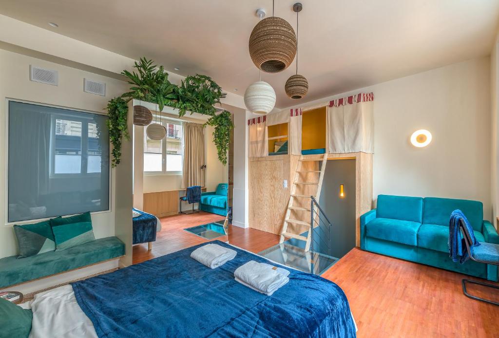 a bedroom with a blue bed and a blue couch at Séjour au Taj proche Tour-Eiffel in Paris
