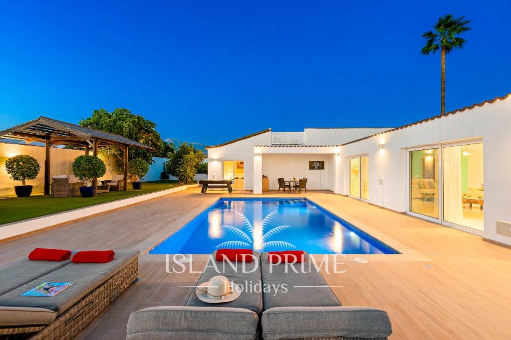 een villa met een zwembad en een huis bij Private Villa in Golf del Sur in San Miguel de Abona