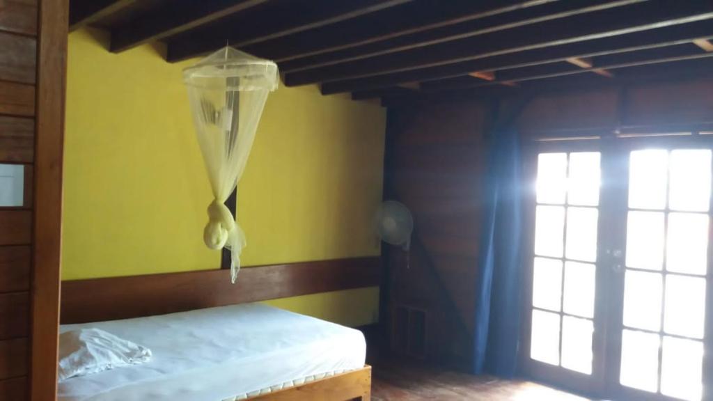 Säng eller sängar i ett rum på Charming Yellow Houses studio with terrace