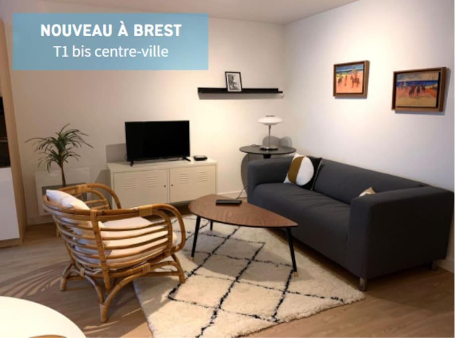 sala de estar con sofá y mesa en Jaurès - Centre ville - T1 bis au calme en Brest