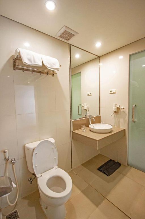 un bagno con un water e un lavandino di Hotel FortunaGrande Malioboro Yogyakarta a Yogyakarta