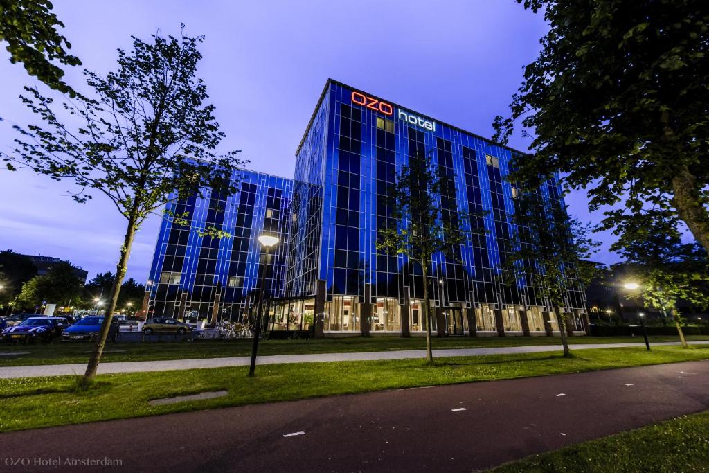 un edificio azul con un cartel en el costado en OZO Hotels Arena Amsterdam, en Ámsterdam