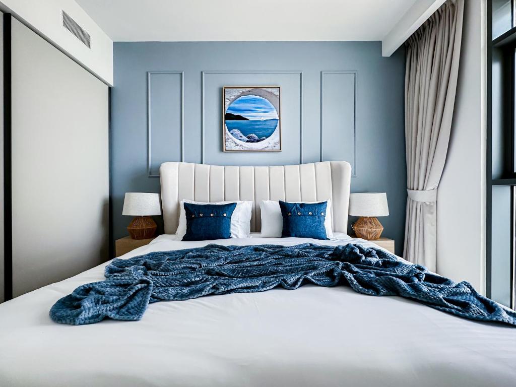 Säng eller sängar i ett rum på Trophy - Serene Seaside Retreat