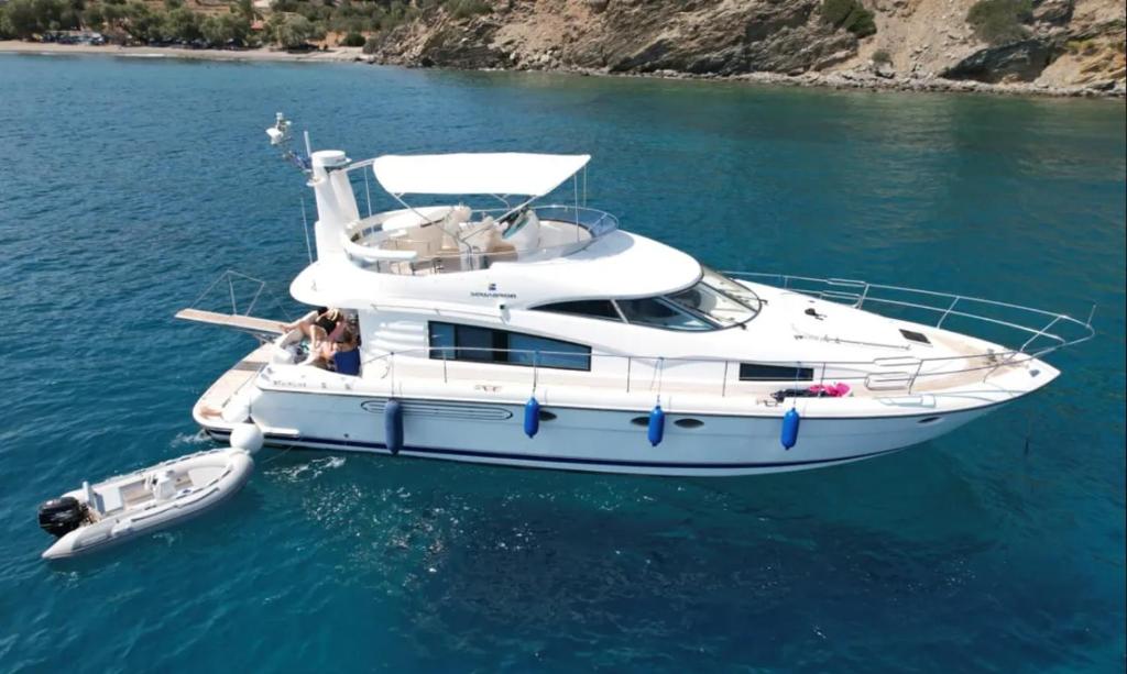 מבט מלמעלה על Bliss Motor yacht Fairline Squadron 52