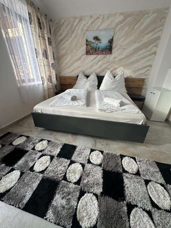 1 dormitorio con 1 cama con alfombra blanca y negra en Toskana Wohnung, en Schwanenstadt