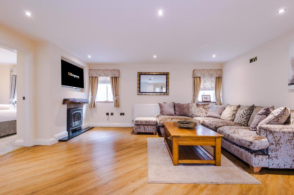 a living room with a couch and a table at Stunning 3-bed cottage in Beeston by 53 Degrees Property, ideal for Families & Groups, Great Location - Sleeps 6 in Beeston