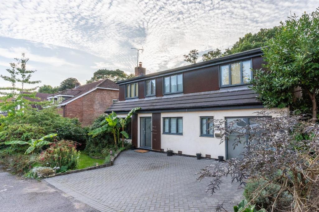 an image of a house with a driveway at Executive High-End Luxury Accommodation in Southampton, Perfect for Relocators, Contractors and Professionals in Southampton