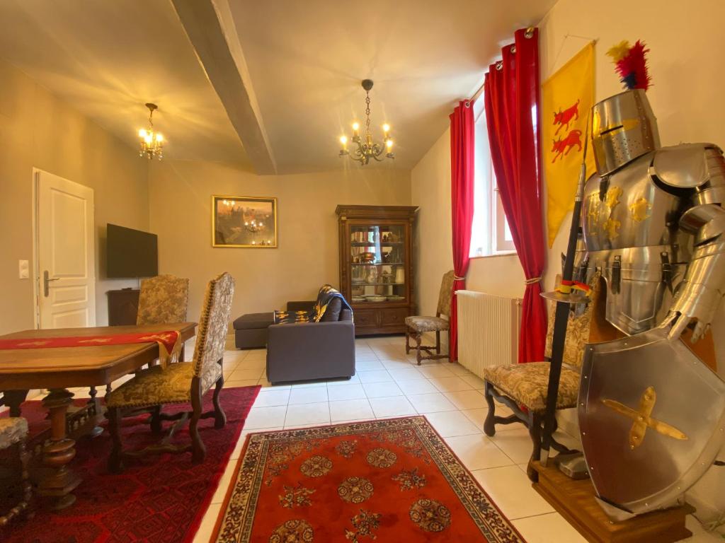 a living room with a table and a dining room at Au Temps Des Chevaliers in Pau