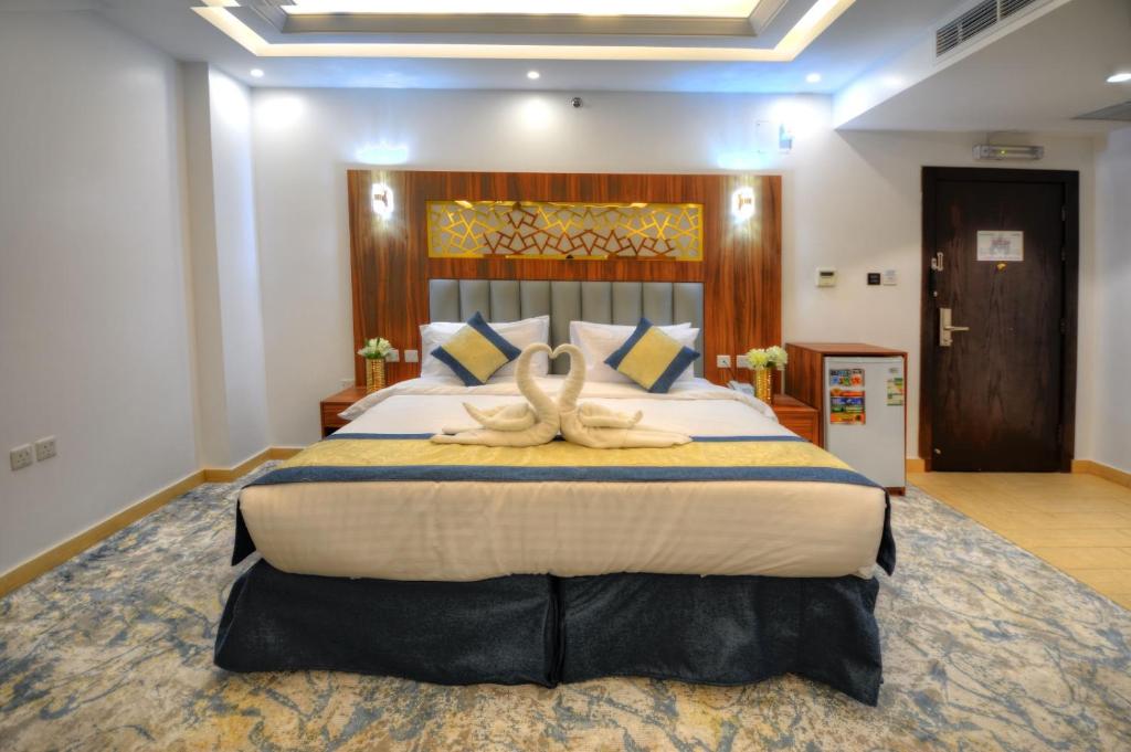 a bedroom with a large bed in a room at فندق المرزم-Al Marzam Hotel in Al Madinah