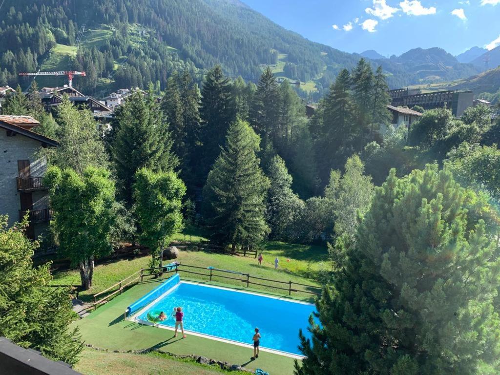 - une vue sur la piscine dans un parc dans l'établissement Casa Bianchina La Thuile, à La Thuile