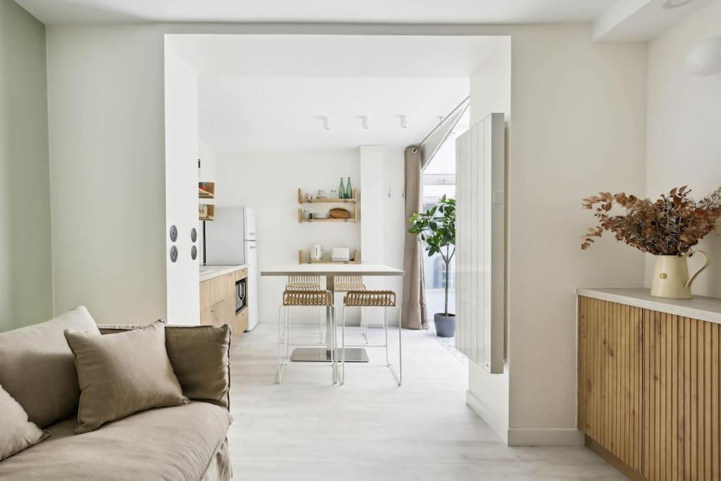 un salon avec un canapé et une table dans l'établissement MyKeypers - Cosy & Design Parisian Flat 4P - Batignolles, à Paris