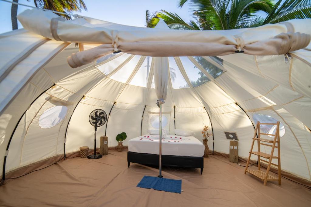 弗烈歇德斯的住宿－VentoVinte Beach Club，白色帐篷,配有一张床