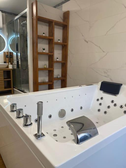 Galeriebild der Unterkunft Jacuzzi 2 places - App 4 pers - Parking (digicode) in Goussainville