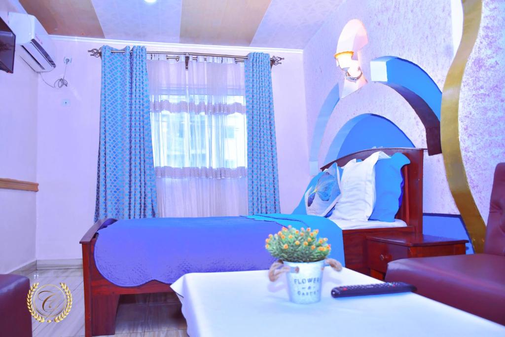 una camera con un letto e un divano di CONSTELLATION HOTEL a Dschang