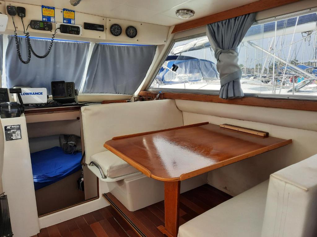 une petite table à l'arrière d'un bateau dans l'établissement Bateau à quai port hendaye, à Hendaye