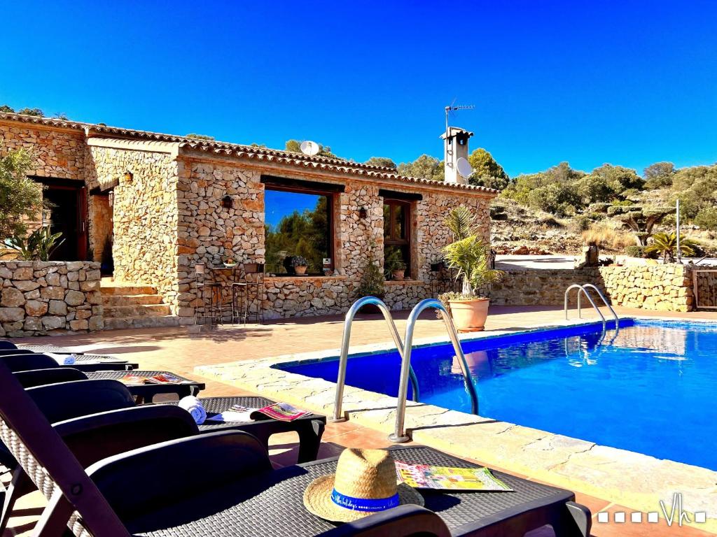 eine Villa mit einem Pool und einem Resort in der Unterkunft VH CostaBlanca - CALIMA in Benissa