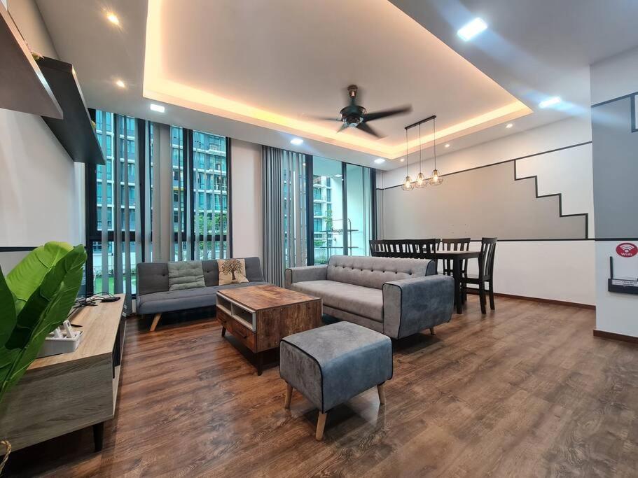 un salon avec des canapés et une table ainsi qu'une salle à manger dans l'établissement V' BROS VivaCity 3bedroom J4.4 [GOT DRYER], à Kuching